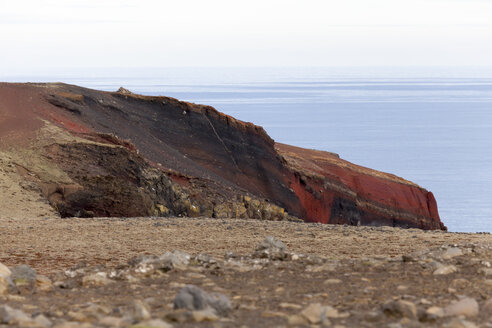 Island, Haelsvik, rötliche Steilküste - ATAF000065