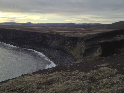 Island, Haelsvik, Blick auf die Steilküste in der Dämmerung, lizenzfreies Stockfoto