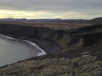 Island, Haelsvik, Blick auf die Steilküste in der Dämmerung - ATAF000067