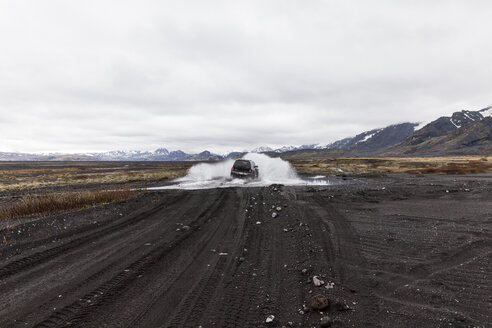 Island, Porsmoerk, Auto fährt durch Wasser - ATAF000088