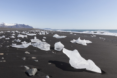 Island, Südostküste, Eis auf schwarzem Strand, lizenzfreies Stockfoto