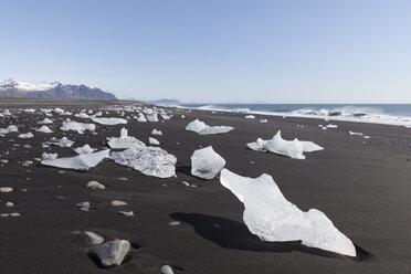 Island, Südostküste, Eis auf schwarzem Strand - ATAF000107