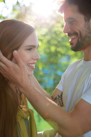 Junges Paar bei einem intimen Moment im Freien, lizenzfreies Stockfoto