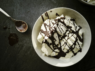 Vanilleeis mit Schokoladensauce und Sahne - CSTF000728