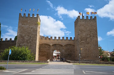 Spain, Balearic Islands, Mallorca, Alcudia, City gate Porta de Sant Sebastia - MHF000344