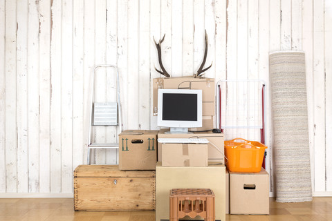 Behelfsmäßiges Heimbüro mit PC auf Kartons, lizenzfreies Stockfoto