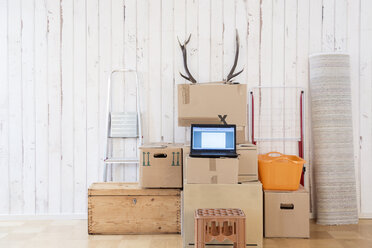 Makeshift home office with laptop on cardboard boxes - DRF001235