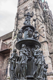 Deutschland, Nürnberg, Tugendbrunnen vor der St. Lorenz-Kirche - MABF000300