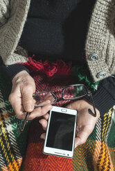 Ältere Frau mit Brille und Smartphone, Teilansicht - DEGF000111