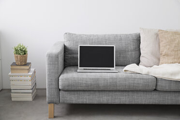 Geöffneter Laptop auf der Couch im modernen Wohnzimmer - PDF000657