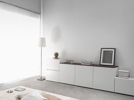 Weißes Sidebord in einem modernen Wohnzimmer - PDF000660