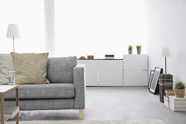 Modernes Wohnzimmer mit Couch und Sideboard - PDF000667