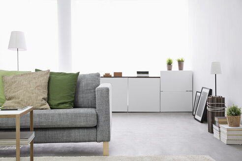 Modernes Wohnzimmer mit Couch und Sideboard - PDF000669