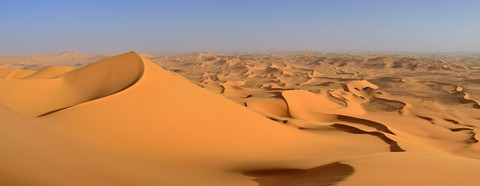 Afrika, Algerien, Sahara, Tassili N'Ajjer National Park, Tadrart, Sanddünen von Oued in Djerane, Panorama, lizenzfreies Stockfoto