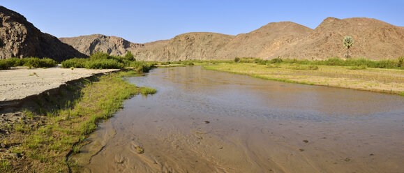 Namibia, Kaokoland, Namib-Wüste, fließendes Wasser und grüne Vegetation am Hoarusib-Fluss - ESF001496
