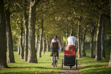 Familie fährt Fahrrad im Park - PAF001157