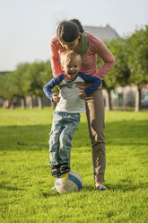 Mutter und Sohn mit Ball auf der Wiese - PAF001161