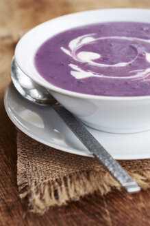 Purpurne Kartoffel-Lauch-Suppe mit einem Schuss Sojajoghurt - HAWF000571
