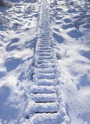 Belgium, High Fens, wooden boardwalk in snow - HLF000832