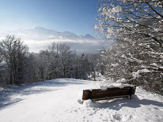 Deutschland, Kochel am See, schneebedeckte Bank am Aussichtspunkt - LAF001375
