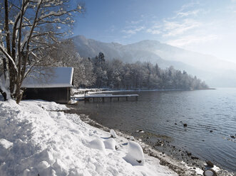 Deutschland, Kochel am See, schneebedecktes Ufer des Kochelsees - LAF001384