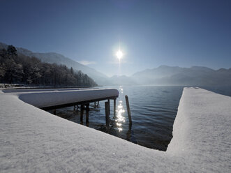 Deutschland, Kochel am See, schneebedeckter Steg am Kochelsee - LAF001377