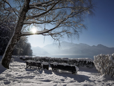 Deutschland, Kochel am See, schneebedeckte Bänke am Kochelsee - LAF001378