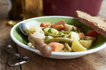 Vegetarian version of the traditional Westphalian Blindhuhn stew with vegan sausage - HAWF000575