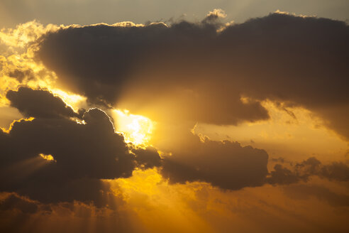 Niederlande, Den Haag, Scheveningen, Wolken und Abendsonne - WIF001210