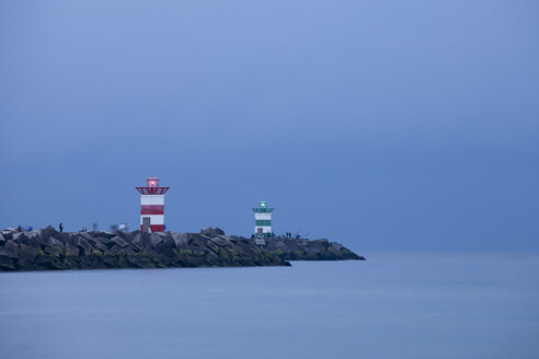 Niederlande, Südholland, Den Haag, Scheveningen, Leuchtturm am Abend - WIF001214