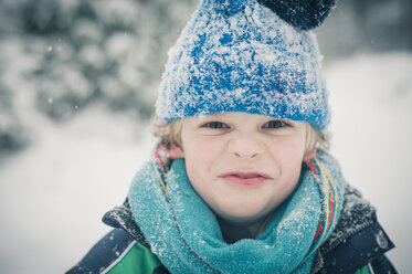 Porträt eines Jungen im Winter - MJF001462