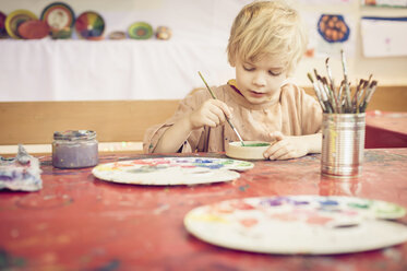 Junge malt im Atelier - MJF001398