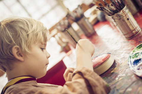 Junge malt im Atelier, lizenzfreies Stockfoto