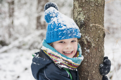 Porträt eines glücklichen Jungen im Winter - MJF001402