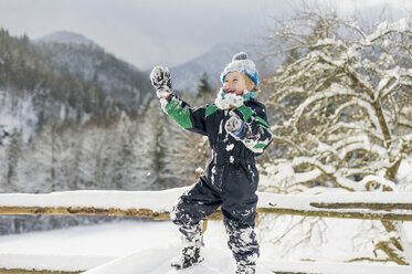 Deutschland, Bayern, Berchtesgadener Land, fröhlicher Junge in Winterlandschaft - MJF001412