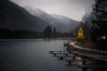 Deutschland, Bayern, Ramsau, Hintersee in der Abenddämmerung - MJ001463