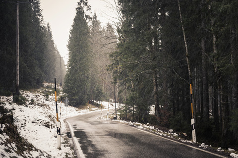 Deutschland, Bayern, Ramsau, Landstraße im Winter, lizenzfreies Stockfoto