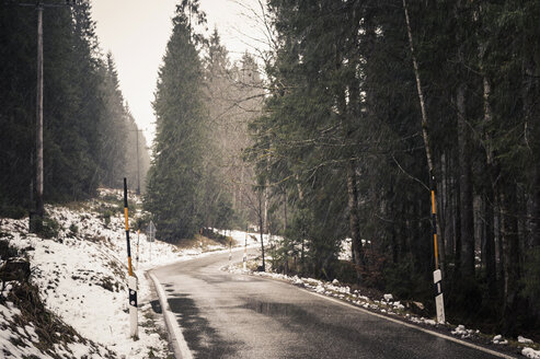 Deutschland, Bayern, Ramsau, Landstraße im Winter - MJF001453