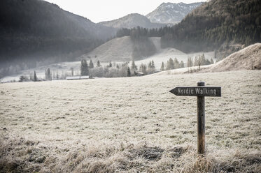Deutschland, Bayern, Berchtesgadener Land, Nordic Walking Schild - MJ001460