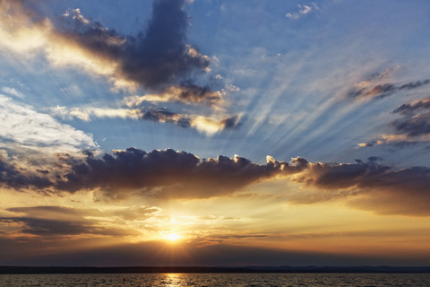 Österreich, Burgenland, Illmitz, Neusiedler See bei Sonnenuntergang, lizenzfreies Stockfoto