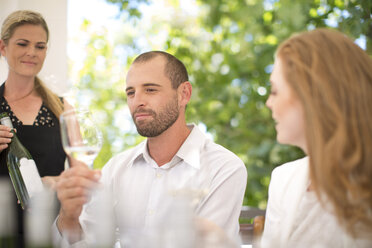 Mann untersucht Weißwein bei einer Weinprobe - ZEF003181