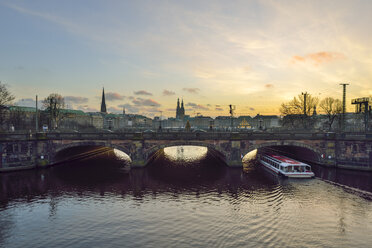 Germany, Hamburg,Tourist boat passing under Lombard bridge - RJ000390