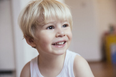 Portrait of smiling little boy - MFF001351