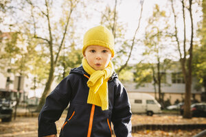 Porträt eines kleinen Jungen mit gelbem Halstuch und Hut - MFF001363