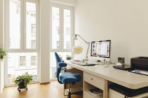 Heimbüro mit Computertisch in einem modernen Gebäude, lizenzfreies Stockfoto