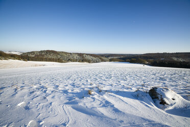 Deutschland, Nordrhein-Westfalen, Eifel, Winterlandschaft am Kalvarienberg - MYF000818