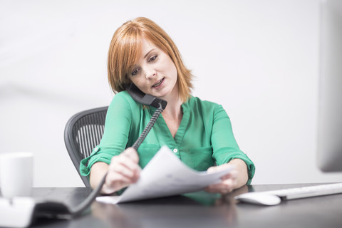 Geschäftsfrau am Telefon im Büro, lizenzfreies Stockfoto