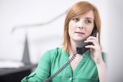 Geschäftsfrau am Telefon im Büro - ZEF003036