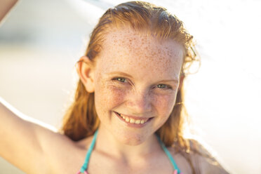 Porträt eines lächelnden Mädchens am Strand - ZEF003301