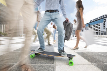 Stadtpendler auf einem Skateboard zwischen einer Menschenmenge - ZEF003965